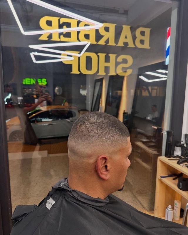 Corte degradado junto al escaparate de Baires