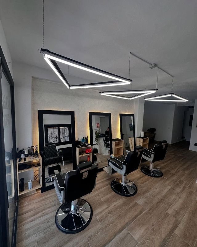 Sillones y espacio interior de Baires Barber Shop en Ibiza